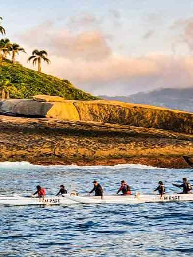 Aula de Canoa Havaiana na Barra ao Nascer do Sol